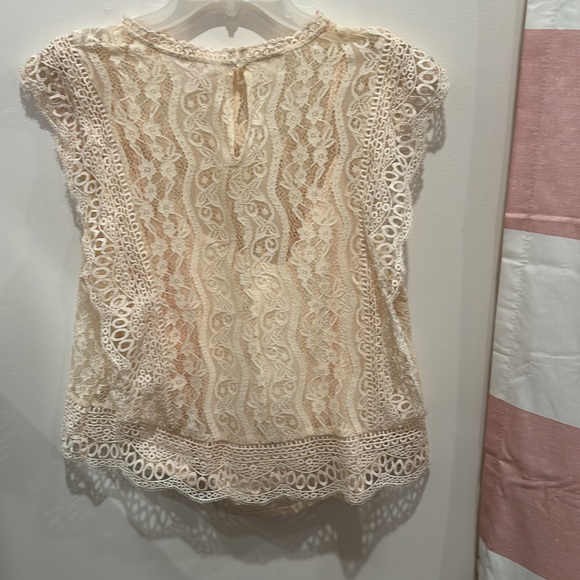 Beautiful laced blouse - Picture 2 of 2